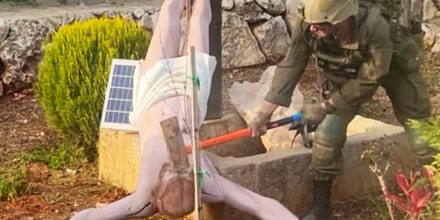Soldado israelí golpea una estatua de Jesús en Líbano y desata una ola de indignación
