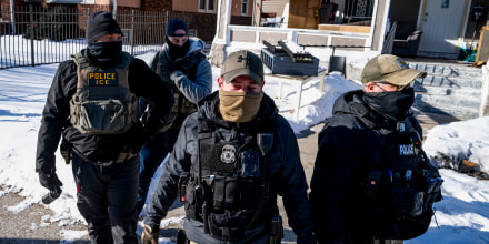 ICE ordena a sus agentes que reduzcan las detenciones en los tribunales y dejen de entrar en viviendas sin orden judicial