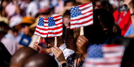 El Departamento de Justicia planea revocar la ciudadanía de cientos de estadounidenses nacidos fuera
