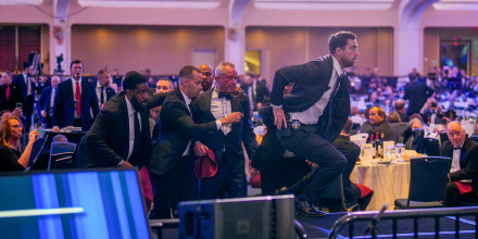 Tiroteo en cena de corresponsales desata falsas teorías de conspiración