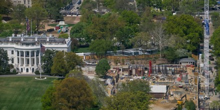 Juez que detuvo la obra del salón de baile de la Casa Blanca permite que siga la del búnker en el lugar