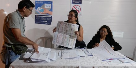 Perú elegirá presidente en una segunda vuelta tras voto en comicios con 35 candidatos
