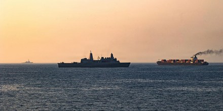 Irán dispara contra buques en el estrecho de Ormuz: al menos dos fueron incautados y van rumbo a sus costas