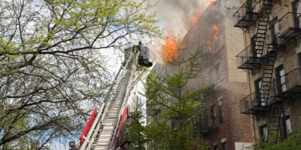 Al menos dos personas mueren y cerca de una docena resultan heridas en incendio en un edificio del Bronx