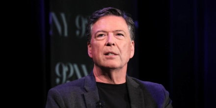 El exdirector del FBI James Comey se entrega a las autoridades en una corte federal de Virginia