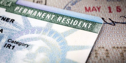 Trump revive la regla de “carga pública” que puede impedir a muchos obtener la ‘green card’