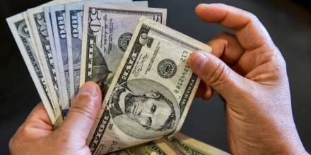 Cómo la pérdida de valor del dólar está encareciendo el costo de la vida en EE.UU.