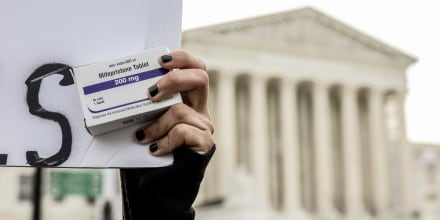 La Corte Suprema restaura por ahora el acceso por correo a la píldora abortiva mifepristona