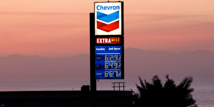 El precio de la gasolina sigue alto pese a la caída del petróleo: por qué puede tardar en bajar