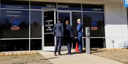 Juez falla que el Gobierno puede retener boletas electorales de 2020 que el FBI incautó en Fulton, Georgia