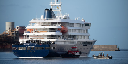 El crucero MV Hondius, afectado por un brote de hantavirus llega a la isla de Tenerife, en España