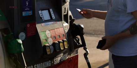 Trump dice que suspenderá el impuesto federal a la gasolina para bajar precio debido a la guerra