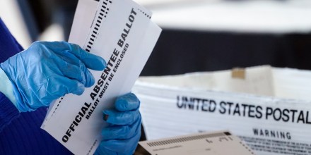 Gobierno de Trump pide aval a la Corte Suprema para aplicar cambios al voto por correo antes de noviembre
