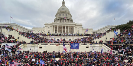 Asaltantes del Capitolio hacen fila para compensación de Trump