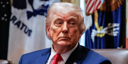 Trump asegura que está reunido en la Casa Blanca para tomar una decisión sobre un posible acuerdo con Irán