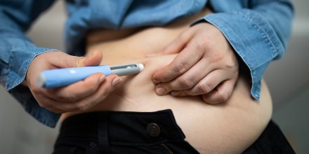 Image: Close-up of a person administering semaglutide injection for weight loss.