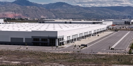 ICE ahora considera vender los almacenes que había comprado para abrir megacentros de detención