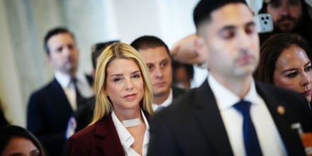 Bondi dice que se cometieron “errores de redacción” en la publicación de los expedientes de Epstein