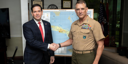 Rubio le resta importancia a la foto que se tomó delante de un mapa de Cuba junto al jefe del Comando Sur