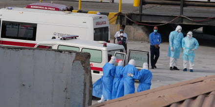 Evacúan a tres personas enfermas del crucero con hantavirus: están en camino a Holanda