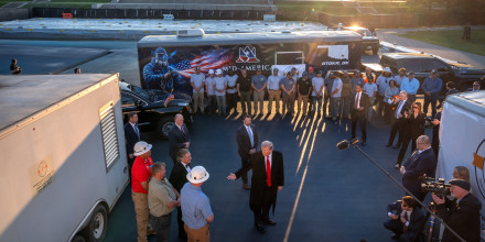 Trump cruza en auto el estanque del Lincoln Memorial para inspeccionar un nuevo revestimiento azul