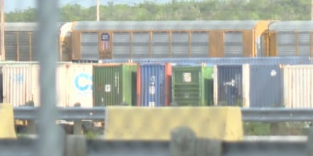Hallan otro cuerpo en los rieles de tren de carga en Texas: viajaba con el mismo grupo de seis muertos