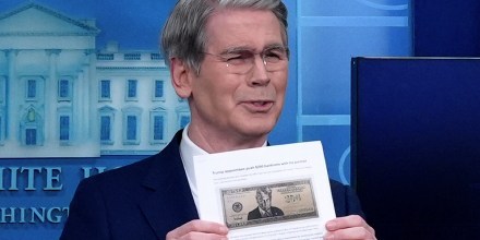 Bessent dice que trabajan en posible billete de $250 con la cara de Trump