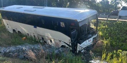 Confirman 5 muertos y 34 heridos en choque entre un autobús y vehículos