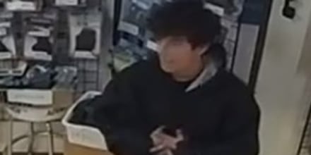 Arrestan en Austin a dos sospechosos de tiroteos mientras buscan a otro que sigue prófugo