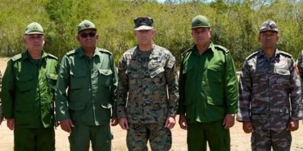 Jefe del Comando Sur se reúne con el liderazgo militar del régimen cubano en Guantánamo