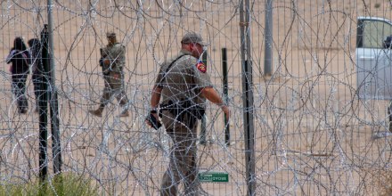 Juez frena ley de Texas que busca arrestar a sospechosos de haber cruzado la frontera