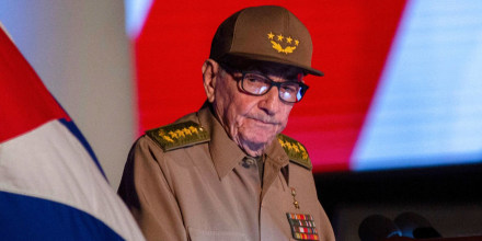 Portaaviones de EE.UU. entra al Caribe tras anunciarse la imputación contra Castro