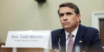 El fiscal general interino dice que no seguirán adelante con el fondo de $1,800 millones para supuestos perseguidos