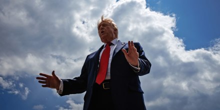 Trump acusa a Irán de derribar helicóptero militar de EE.UU. y promete represalias