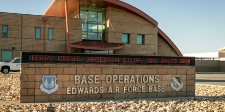 Un bombardero B-52 se estrella al despegar de una base en California