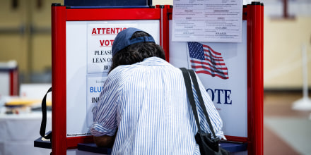Una jueza federal prohíbe a Trump implementar su requisito de prueba de ciudadanía para votar