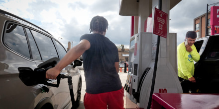 El precio de la gasolina en EE.UU. baja a menos de $4 por primera vez desde marzo