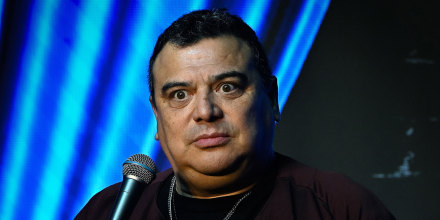 Arrestan al comediante latino Carlos Mencia y lo acusan de evadir impuestos