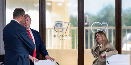 Meloni acusa a Trump de “inventarse” que le rogó por una foto: “Sinceramente, estoy atónita”