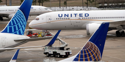 Detienen a un hombre tras presuntamente colarse en un vuelo de United Airlines