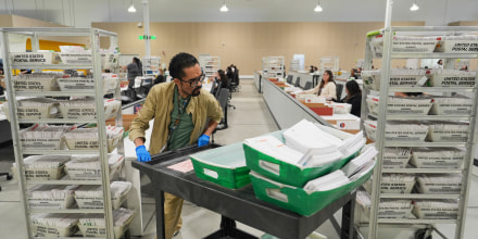 El lento conteo de votos en California la convierte en blanco de críticas, pero eso no significa que hay un fraude