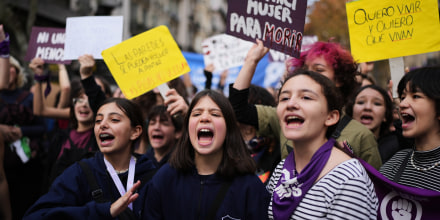 Miles marchan contra la violencia de género y denuncian un feminicidio