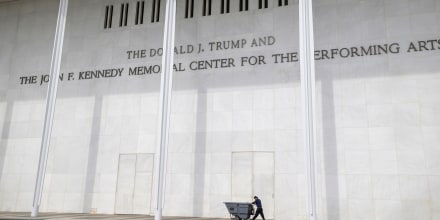 La junta del Kennedy Center pide aplazar fallo que eliminaría nombre de Trump