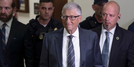 Gates dice que relacionarse con Epstein fue un “error” pero niega haber “victimizado” a alguien