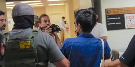 Un juez federal prohíbe a los agentes de ICE hacer arrestos en las cortes de inmigración