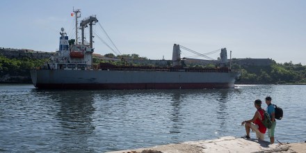 Atraca en Cuba un barco con 1,700 toneladas de ayuda de México y Belice