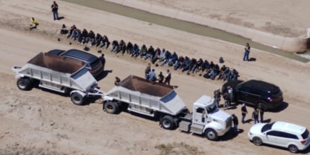 La Patrulla Fronteriza detiene a 27 migrantes en California que se escondían en un camión