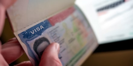 Jueza anula política del Gobierno de Trump que suspendía visados para inmigrantes de 75 países