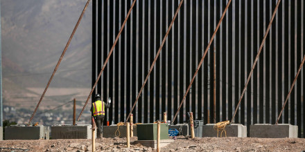 Juez permite construir muro sobre diques que protegen a un pueblo de Texas