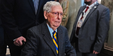 El senador McConnell recibe el alta médica y dice continuará su recuperación desde casa